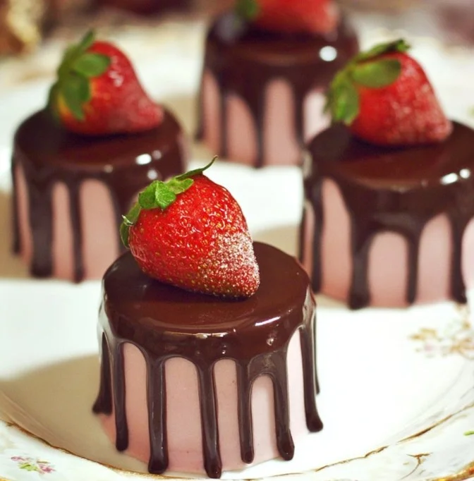 Chocolate-Covered Strawberry Mini Cakes topped with fresh strawberries