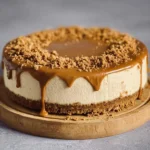 Delicious no-bake speculoos cheesecake topped with caramel and cookie crumbs.